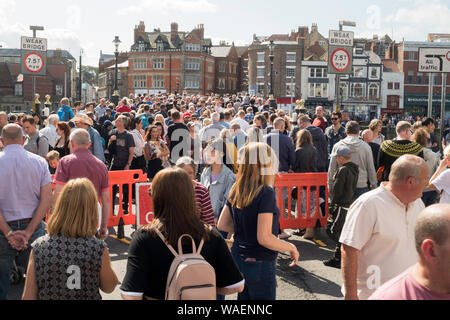 Massen von Menschen überqueren die Drehbrücke in Whitby Folk Festival, North Yorkshire, England, Großbritannien Stockfoto