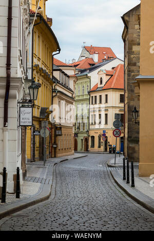 Leer Husova Strasse mit Kopfsteinpflaster und alten Gebäuden in der Altstadt (Stare Mesto) Viertel in Prag, Tschechische Republik. Stockfoto