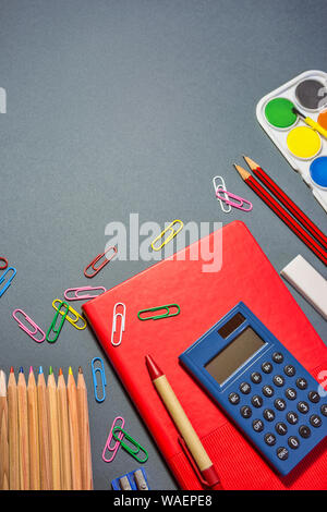 Schulbedarf auf dunklem Hintergrund, zurück in die Schule. Ansicht von oben mit der Kopie. Stockfoto