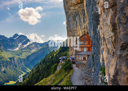 Schweizer Alpen und ein Restaurant unter einem Felsen auf dem Berg Ebenalp in der Schweiz Stockfoto