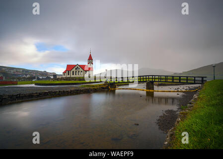 Kirche und den Fluss Stora in Sandavagur auf Färöer, Dänemark Stockfoto