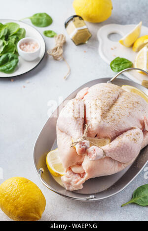 Hausgemachte Thanksgiving Tag gefüllte rohen Truthahn oder Hähnchen Kochen mit Zutaten. Stockfoto