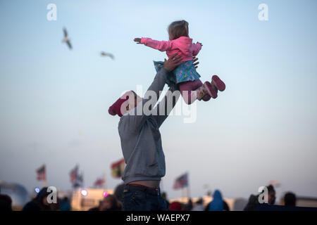 Vater am Festival spielen mit Baby Tochter Stockfoto