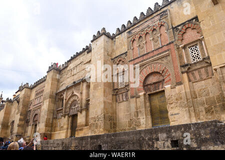 Touristen vor der Fassade von San Ildefonso und Postigo, Frau de Palacio, maurische Fassade der Großen Moschee in Cordoba, Andalusien, Spanien Stockfoto