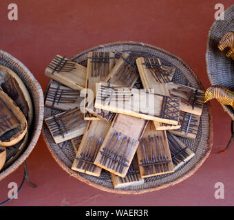 Traditionelle mbira verkauft als Souvenirs im Kulturdorf Lesedi, Wiege der Menschheit, Südafrika Stockfoto