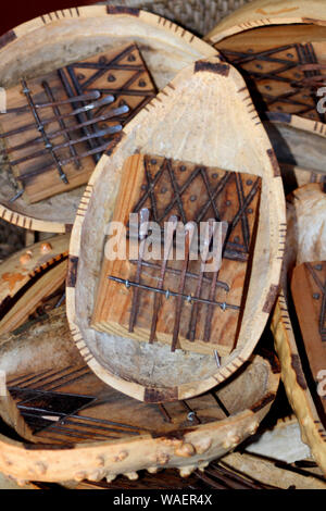 Traditionelle mbira verkauft als Souvenirs im Kulturdorf Lesedi, Wiege der Menschheit, Südafrika Stockfoto