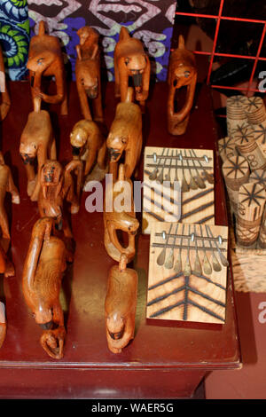 Traditionelle Mbira und Holzschnitzereien verkauft als Souvenirs im Kulturdorf Lesedi, Wiege der Menschheit, Südafrika Stockfoto