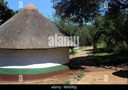 Xhosa Hütte im Dorf, Lesedi Cultural Village, Wiege der Menschheit, Südafrika Stockfoto