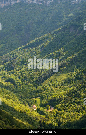 Blick vom Col de la Machine mit Wald im Combe Laval Regionaler Naturpark Vercors Frankreich Stockfoto