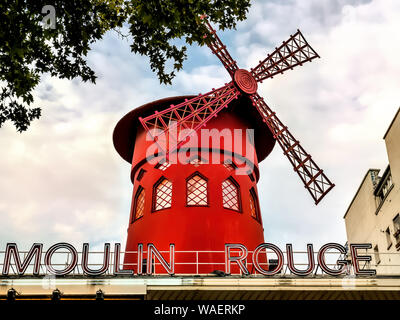 PARIS, Frankreich - 26 August, 2013 - Moulin Rouge Club, in dem berühmten Rotlichtviertel Pigalle, Paris, Frankreich Stockfoto