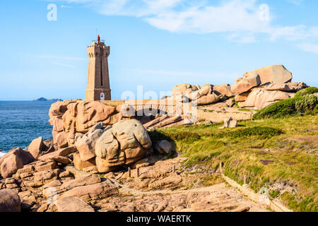 Die Ploumanac'h Leuchtturm, genannt, Ruz, an der Küste des Rosa Granits in Trégastel, Bretagne, Frankreich. Stockfoto