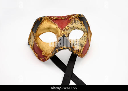 Goldenen, roten und schwarzen venezianischen Karneval Maske isoliert auf weißem Hintergrund (Vorderansicht) Stockfoto