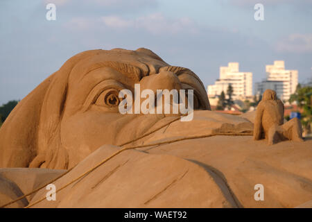 Ein Sand Skulptur von Gulliver, der protagonist von berühmten Jonathan Swifts Roman "Gullivers Reisen" von spanischen Sand Bildhauer Montserrat Cuesta Marin und Sergio Ramírez Perez von 380 Tonnen Sand auf der ersten Internationalen Sandskulpturenfestival starring führende Künstler und aller Zeiten mythischen Helden in Bar Kochba Strand in der südlichen Stadt Aschkelon in Israel. Stockfoto