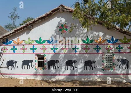 Khavda Tourist Village, Häuser, große Rann von Kutch Wüste, Gujarat, Indien. Stockfoto