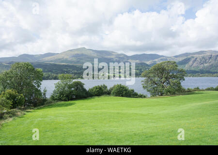 Der alte Mann von Coniston und Coniston Water von Brantwood, der Heimat von John Ruskin gesehen. Stockfoto