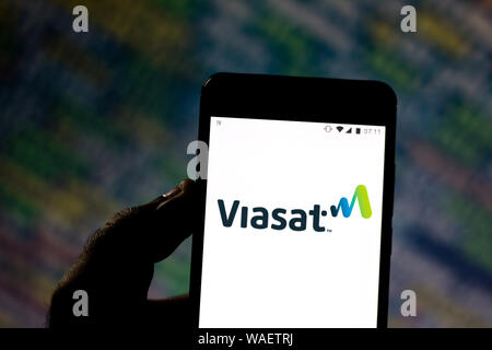 In diesem Foto, Illustration die ViaSat Logo wird auf dem Smartphone angezeigt. Stockfoto