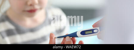 Weibliche hand Thermometer messen Sick kleine Mädchen Stockfoto