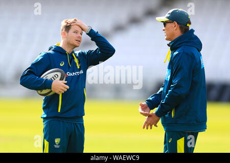 Australiens Steve Smith (links) spricht mit Australien Baseballtrainer Graeme Hick während der Netze Sitzung in Leeds. Stockfoto