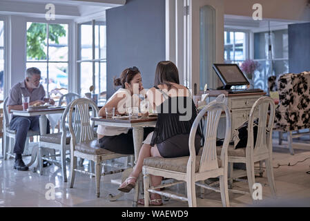Zwei Frauen reden und verbringen die Zeit des Tages im Gespräch in einem Restaurant. Thailand Südostasien Stockfoto