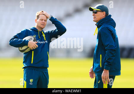 Australiens Steve Smith (links) spricht mit Australien Baseballtrainer Graeme Hick während der Netze Sitzung in Leeds. Stockfoto