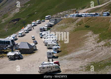 Wohnmobile auf dem Col du Tourmalet Nationalpark der Pyrenäen Frankreich Juli 2015 geparkt Stockfoto