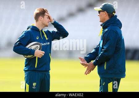 Australiens Steve Smith (links) spricht mit Australien Baseballtrainer Graeme Hick während der Netze Sitzung in Leeds. Stockfoto