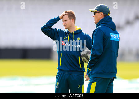 Australiens Steve Smith (links) spricht mit Australien Baseballtrainer Graeme Hick während der Netze Sitzung in Leeds. Stockfoto