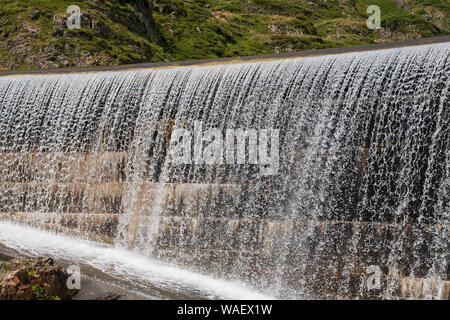 Wasser rauschen über die Barrage d'Ossoue aus dem Reservoir an der Spitze des Ossoue Valley Nationalpark der Pyrenäen Frankreich Juli 2015 Stockfoto