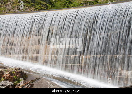 Wasser rauschen über die Barrage d'Ossoue aus dem Reservoir an der Spitze des Ossoue Valley Nationalpark der Pyrenäen Frankreich Juli 2015 Stockfoto
