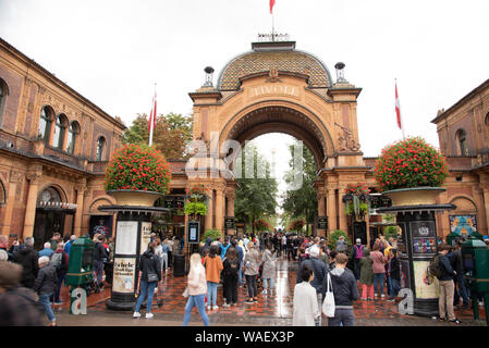 Die Besucher gehen durch das Portal der Tivoli in Kopenhagen, Dänemark, 16. August 2019 Stockfoto