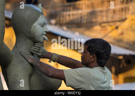 KUMARTULI, Kolkata, Indien, Oktober 2014, handwerkliche Arbeiten nach Abschluss des Idols. Stockfoto