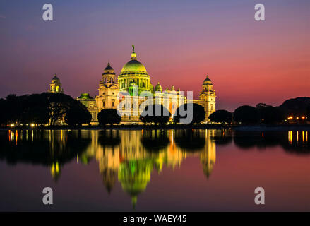 Victoria Memorial leuchtet bei Sonnenuntergang in Kolkata, Indien Stockfoto
