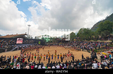 NAGALAND, INDIEN, Dezember 2013, Lokale tribals bei Kisama Arena während Hornbill Festival. Stockfoto