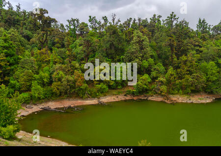 Ruhiges Wasser von Devriya Taal, Garhwal, Uttarakhand, Indien. Stockfoto