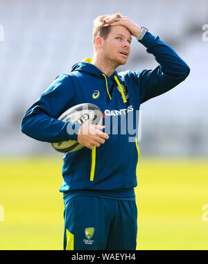 Australiens Steve Smith (links) spricht mit Australien Baseballtrainer Graeme Hick während der Netze Sitzung in Leeds. Stockfoto