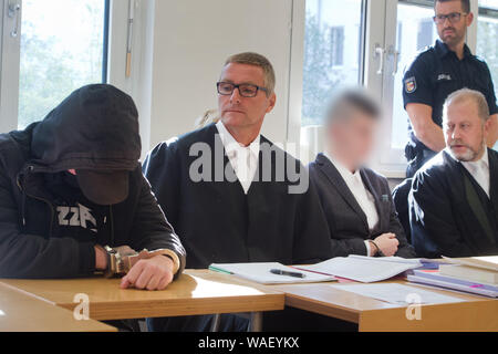 Stralsund, Deutschland. 20 Aug, 2019. Der 19-jährige Beklagte (l) und der 21-jährige Beklagte (3. von links) saß neben ihren Anwälten in den Gerichtssaal des Amtsgerichts. Für die Ermordung der 18-jährigen Maria aus Zinnowitz auf Usedom, die 19-Jährige und der 21-jährige beim Gerichtshof haben am gleichen Tag zu beantworten. Die Staatsanwaltschaft wirft ihnen der Schleichend tötet schwangere Maria Mitte März 2019 von Mord. Quelle: Stefan Sauer/dpa-Zentralbild/dpa - ACHTUNG: Person(en) pixelated sind aus rechtlichen Gründen/dpa/Alamy leben Nachrichten Stockfoto