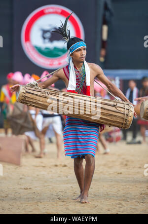 NAGALAND, INDIEN, Dezember 2013, Naga Tribal Dance während Hornbill Festival Stockfoto