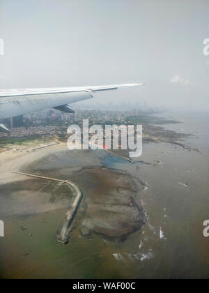 Luftaufnahme von Mumbai von Flug Fenster, Mumbai, Indien. Stockfoto