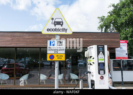 Ecotricity Elektrofahrzeug aufladen Punkt an der Warwick Dienstleistungen Autobahnraststätte auf der M40. Stockfoto
