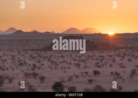 Die Sonne beginnt über das Damaraland in Namibia zu setzen Stockfoto