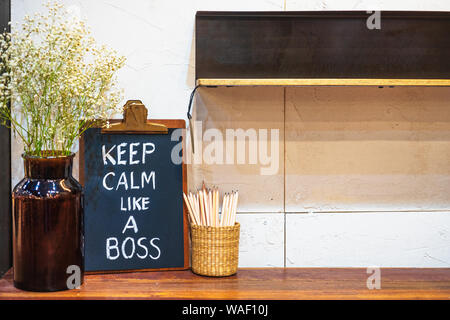 Ruhe bewahren Wie ein Chef hand Zeichnen mit Kreide auf Tafel arbeiten Büro Schreibtisch. Motivierende Schwarzes Brett Angebote. Stockfoto