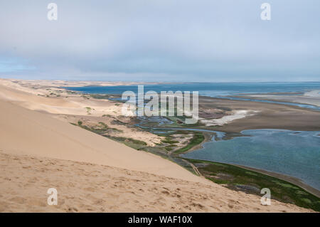 Auf Sandwich Harbour in Namibia von den Dünen oben Stockfoto