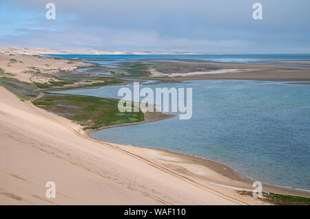 Auf Sandwich Harbour in Namibia von den Dünen oben Stockfoto