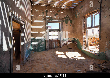 Die Wüste langsam gewinnt ein heruntergekommenes Haus in der Geisterstadt Kolmanskop, Namibia Stockfoto