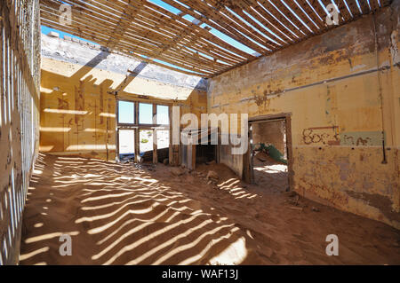 Die Wüste langsam gewinnt ein heruntergekommenes Haus in der Geisterstadt Kolmanskop, Namibia Stockfoto