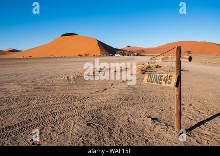 Ein Blick auf die Düne 45 in Sossusvlei im Namib-Naukluft-Park in Namibia, mit der Düne 45 Schild im Vordergrund. Stockfoto