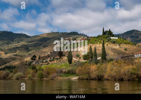 Tua, Portugal - März 10, 2019: Blick von der Quinta dos Malvedos Weingut aus dem Fluss Douro in Portugal. Stockfoto