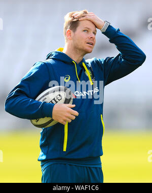 Australiens Steve Smith (links) spricht mit Australien Baseballtrainer Graeme Hick während der Netze Sitzung in Leeds. Stockfoto