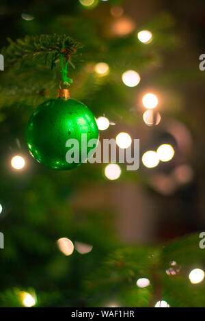 Hintergrund Bild von Weihnachten Ornament hängend an einem Baum mit Lichtern im Hintergrund Stockfoto