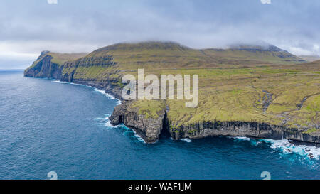 Eidi Klippen Luftaufnahme in Eysturoy Island, Färöer Inseln Stockfoto